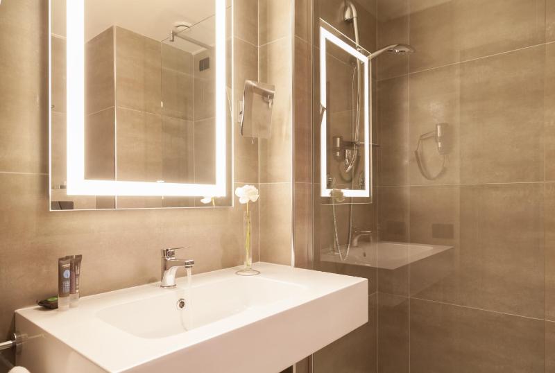 Superior Twin Room image 3