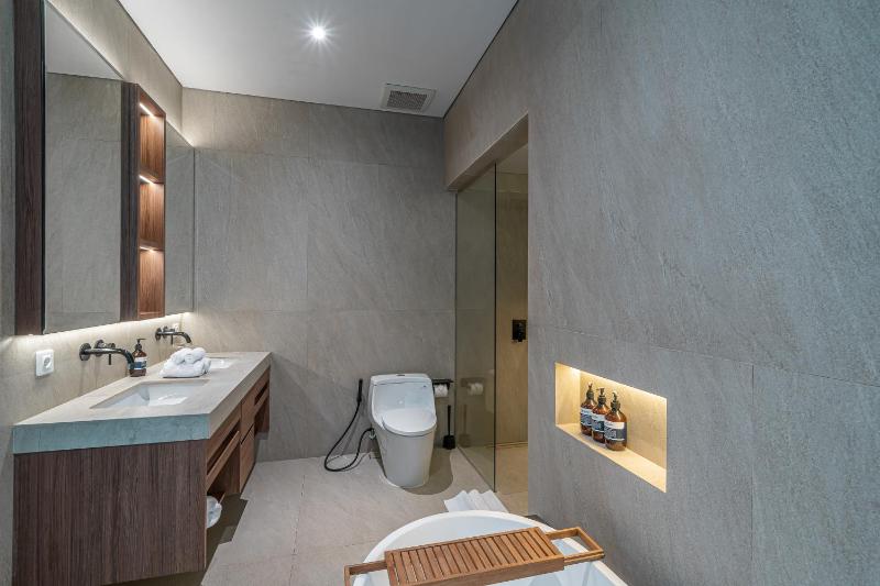 Akar & Daun - NEW! 8BR Villa Haven Near Berawa Beach! - image 44