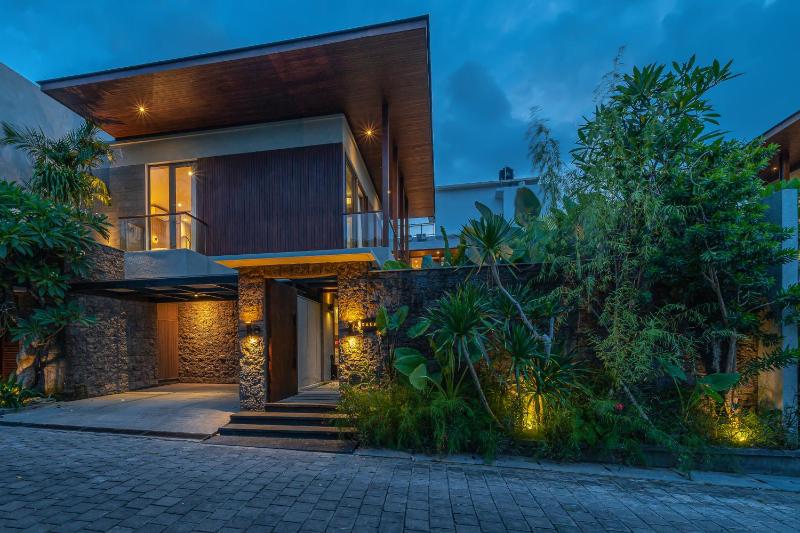 Akar & Daun - NEW! 8BR Villa Haven Near Berawa Beach! - image 40