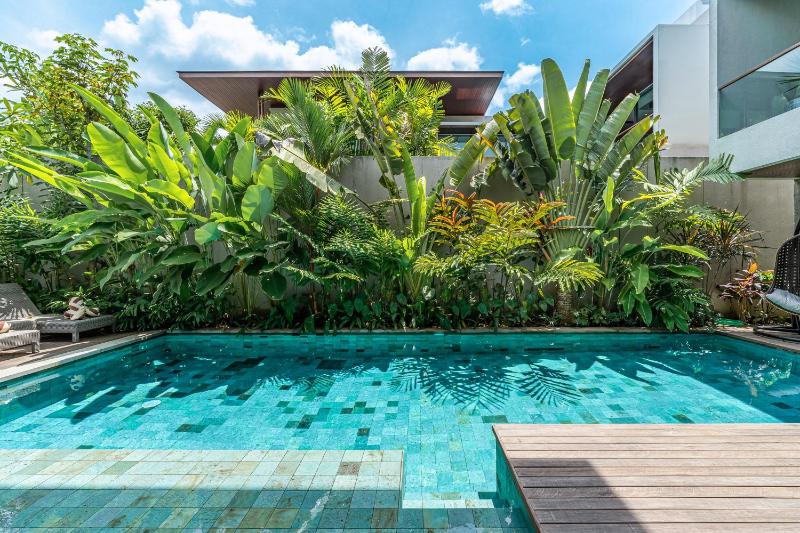 Akar & Daun - NEW! 8BR Villa Haven Near Berawa Beach! - image 14