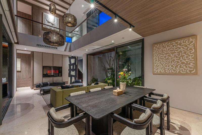 Akar & Daun - NEW! 8BR Villa Haven Near Berawa Beach! - image 49