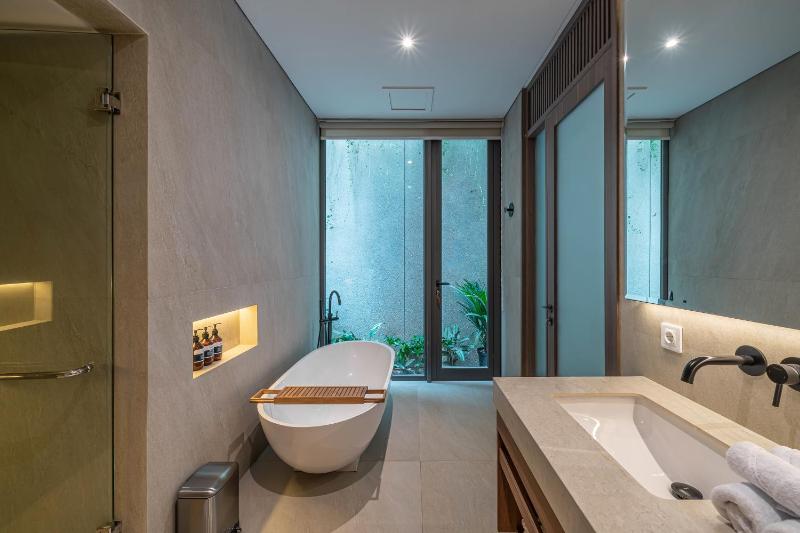 Akar & Daun - NEW! 8BR Villa Haven Near Berawa Beach! - image 47