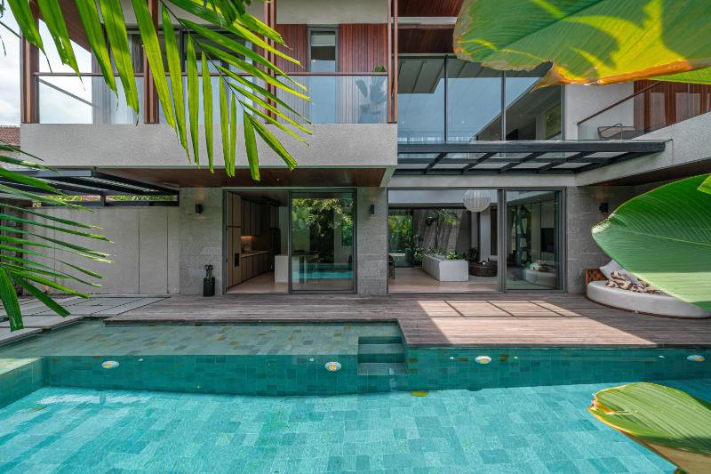 Akar & Daun - NEW! 8BR Villa Haven Near Berawa Beach! - image 13