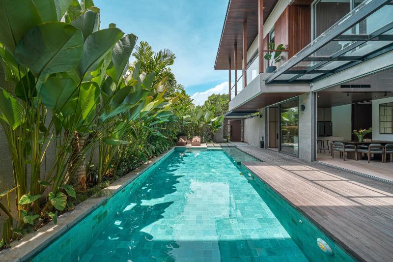 Akar & Daun - NEW! 8BR Villa Haven Near Berawa Beach! - image 8