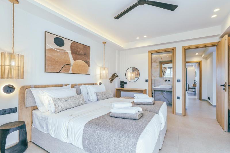 Villa Luxury Heaven - with Heated Pool - image 14