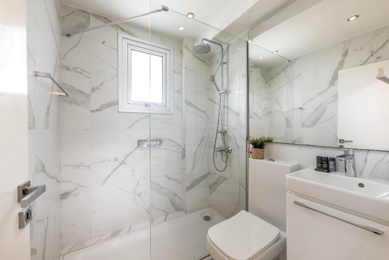 Mackenzie Leo Seafront Suite - image 15
