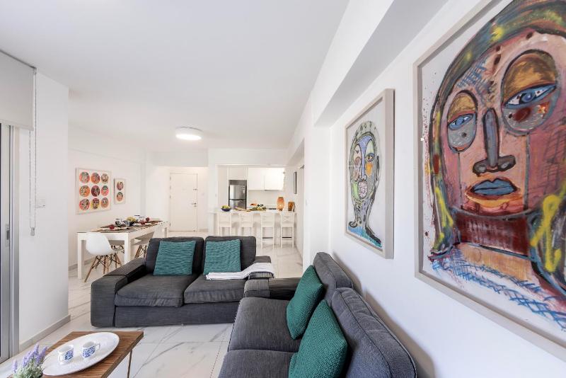 Mackenzie Leo Seafront Suite - image 5