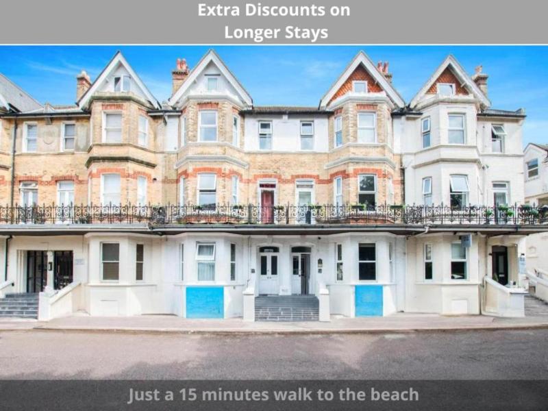 OYO The Lodge Bournemouth - image 1