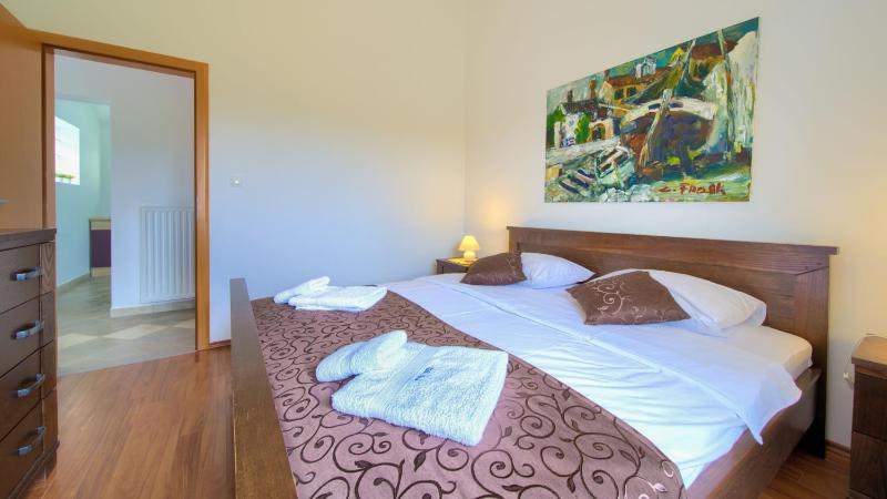 Villa Tara with beautiful heated pool by Villas Gu - image 14