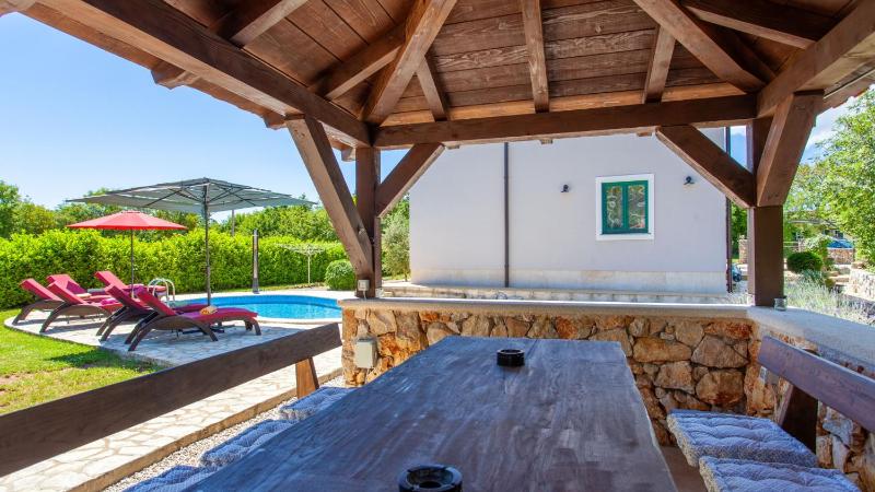 Villa Tara with beautiful heated pool by Villas Gu - image 8