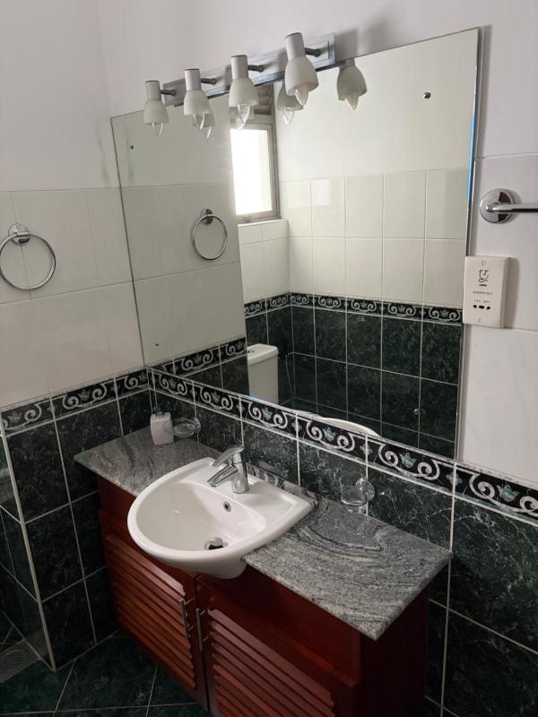 Hedges Court Residencies-2 Rooms with En-suite baths 3 plus Beds Visitors Bath 104 sqm spacious Apartment - image 10