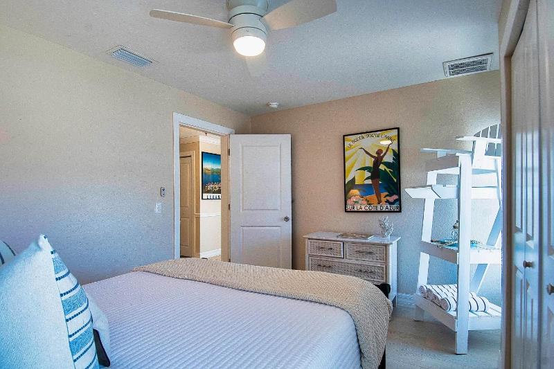 2BR Siesta Key Downtown Condo Walk Everywhere - image 13