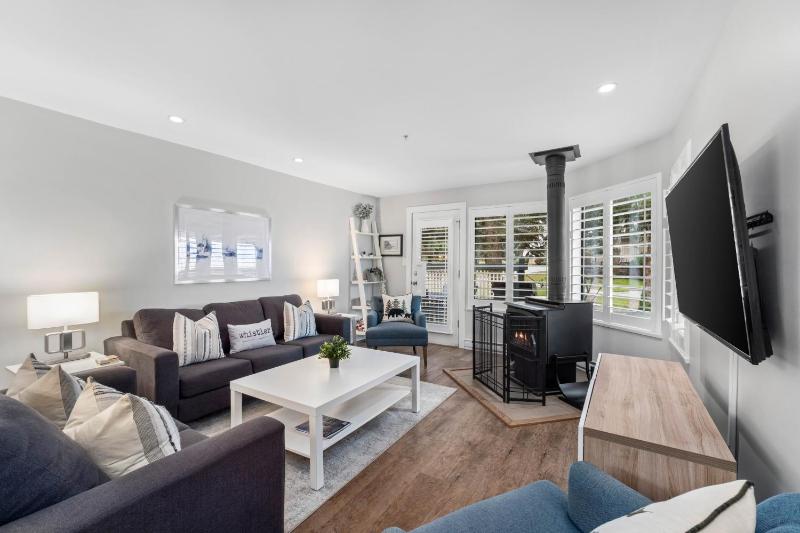 2BR | Snowberry | Wood Burning Fireplace | Modern Finishes | Parking | Ski Hill Shuttle - image 1