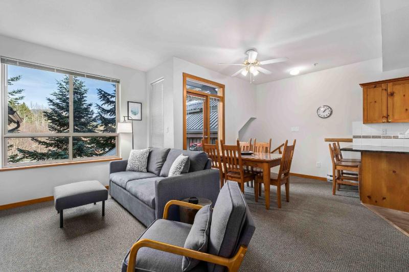 2BR in Symphony Hot Tub Gas Fireplace Epic Village Location Ski Shuttle - image 17