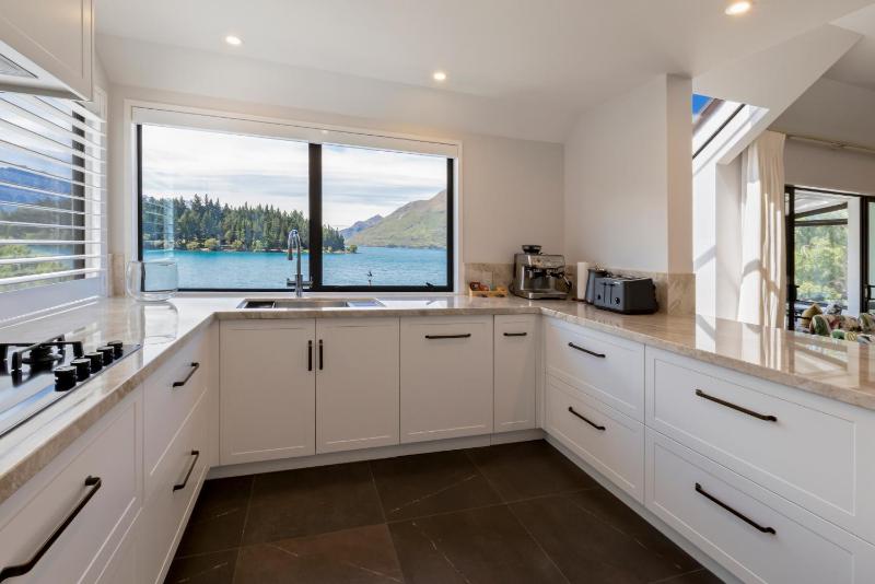 Queenstown House Lakeside - image 5