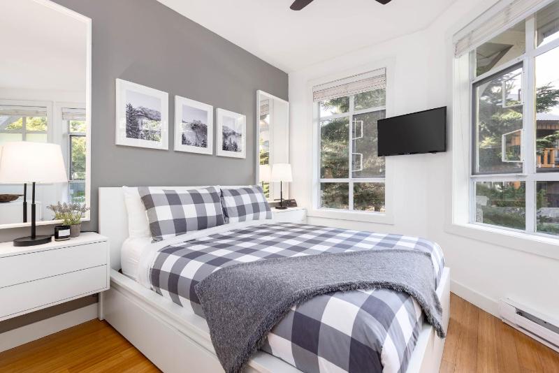 2BR | Granite Court | Village Location | Gas Fireplace | Mudroom | Secure Parking - image 9