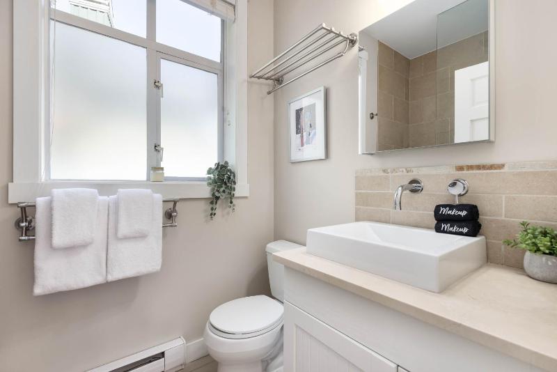 2BR | Granite Court | Village Location | Gas Fireplace | Mudroom | Secure Parking - image 6