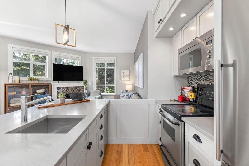 2BR | Granite Court | Village Location | Gas Fireplace | Mudroom | Secure Parking - image 3