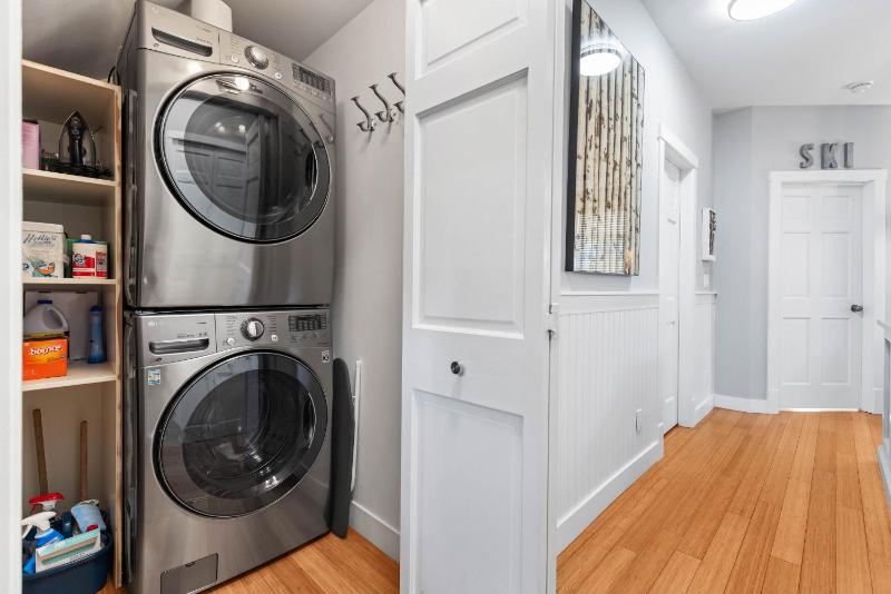 2BR | Granite Court | Village Location | Gas Fireplace | Mudroom | Secure Parking - image 14