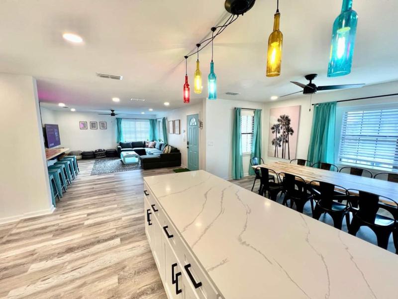 Sleeps 22 2min Walk To The Beach Heated PoolSpa - image 9