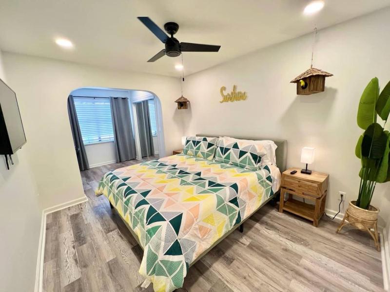Sleeps 22 2min Walk To The Beach Heated PoolSpa - image 7