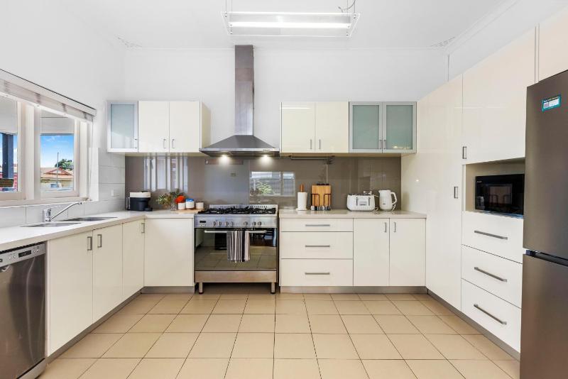 Carlisle Comfort Spacious 3BR Home w BBQ & Wifi - image 5