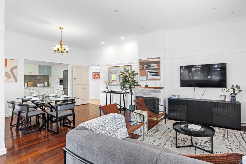 Carlisle Comfort Spacious 3BR Home w BBQ & Wifi - image 13