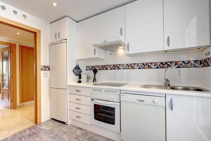 Stylish apartment with sea view - image 11