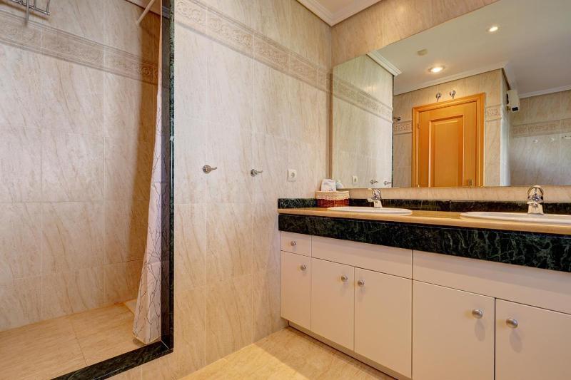 Stylish apartment with sea view - image 17