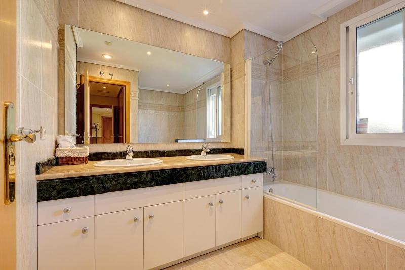 Stylish apartment with sea view - image 30