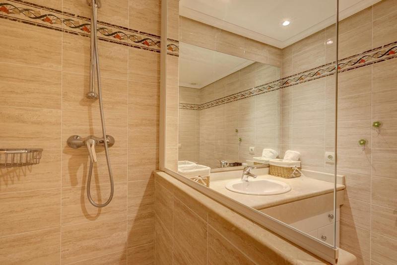 Stylish apartment with sea view - image 41