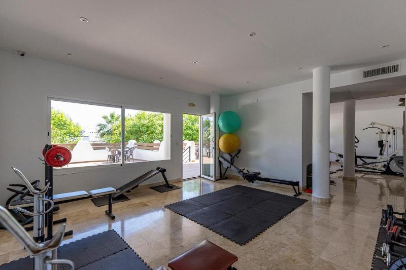 Stylish apartment with sea view - image 39
