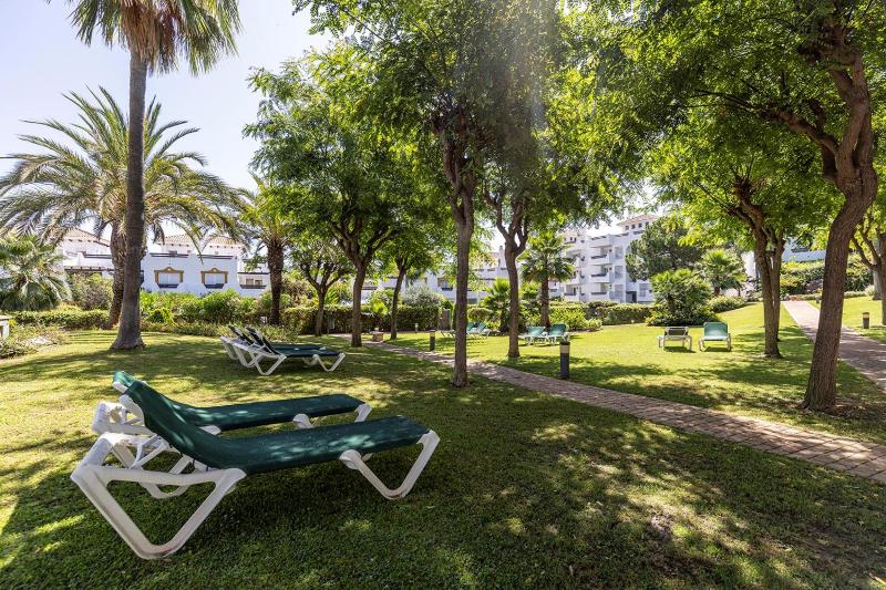 Stylish apartment with sea view - image 24