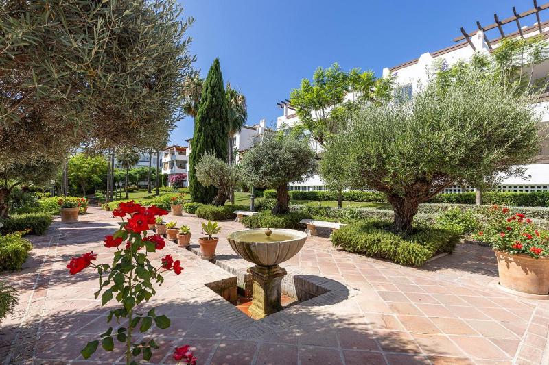 Stylish apartment with sea view - image 28