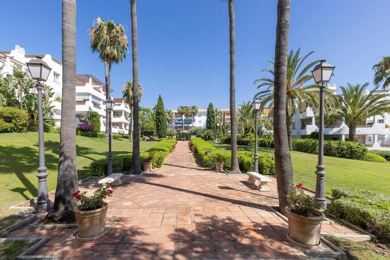 Stylish apartment with sea view - image 25