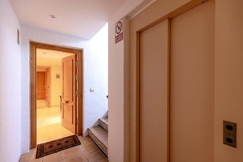 Stylish apartment with sea view - image 3