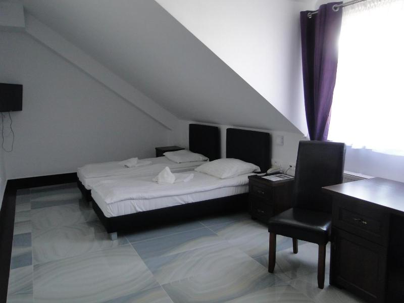Twin Room image 1