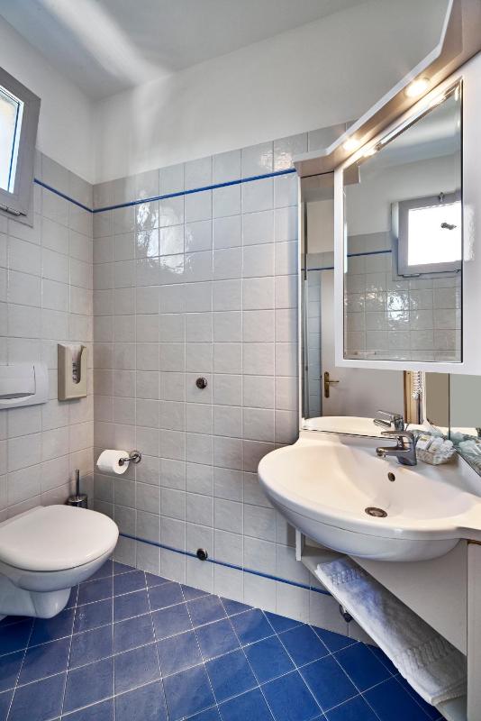 Triple Room with Balcony image 4