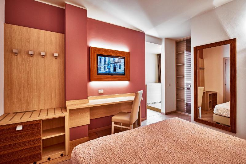 Triple Room with Balcony image 1