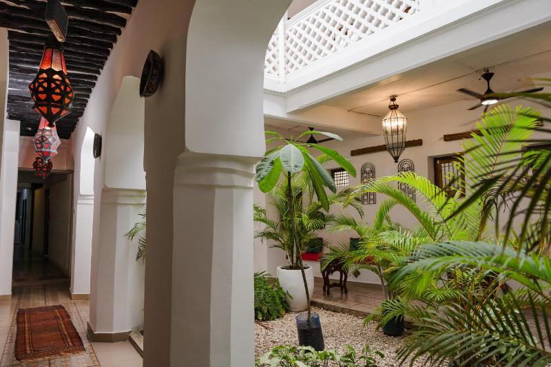Emerald Palm Courtyard Hotel - image 4