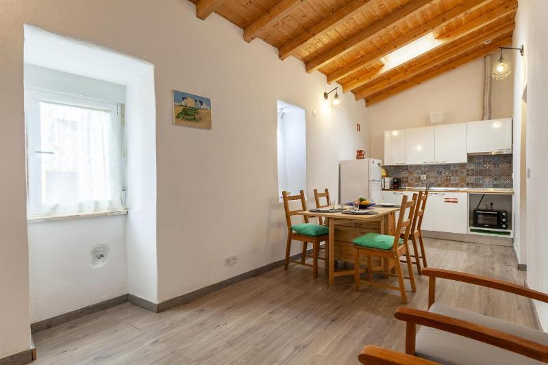A28 - Castela Street Townhouse in Espiche - image 2