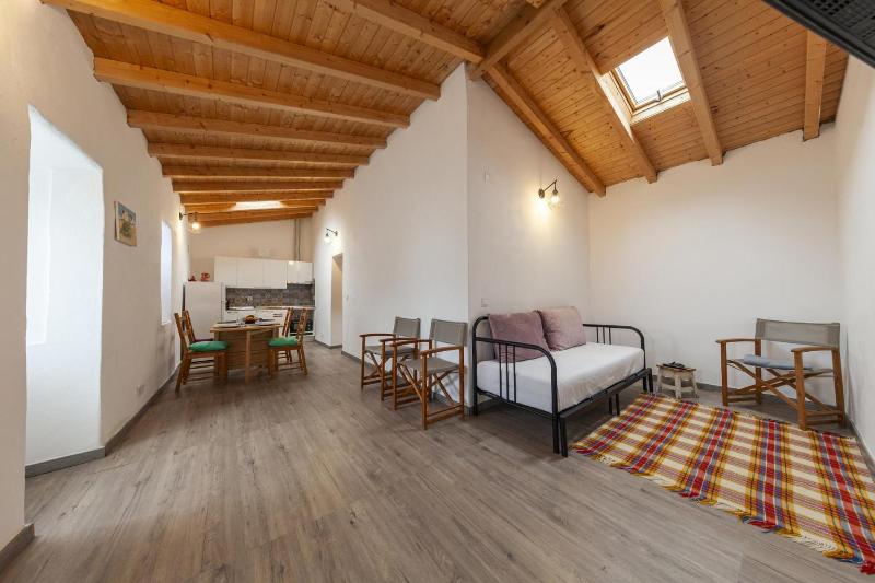 A28 - Castela Street Townhouse in Espiche - image 1