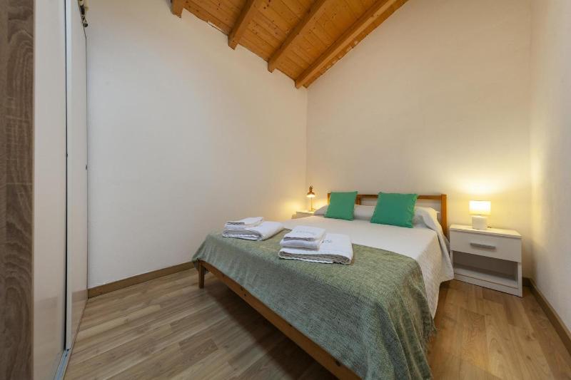 A28 - Castela Street Townhouse in Espiche - image 14