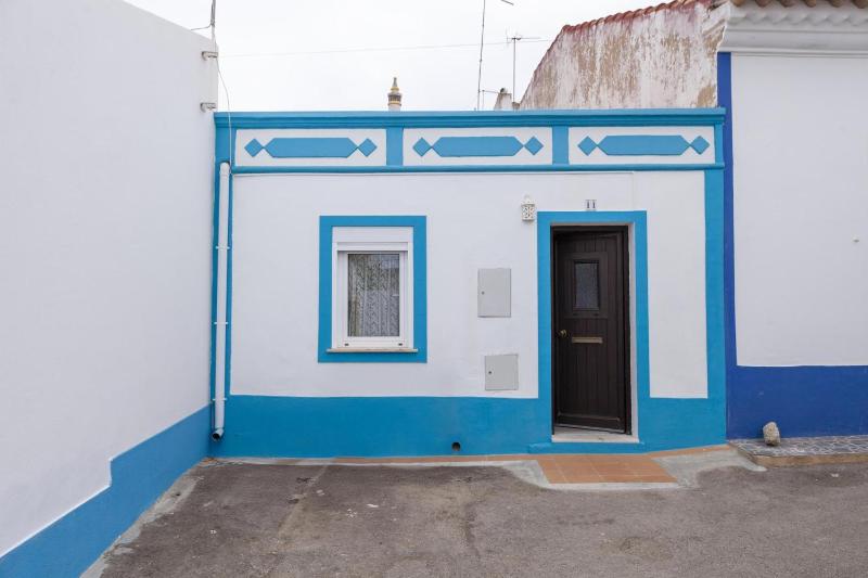 A28 - Castela Street Townhouse in Espiche - image 16