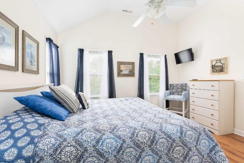 New Listing Private Pool Hot Tub & Walk to Beach - image 43