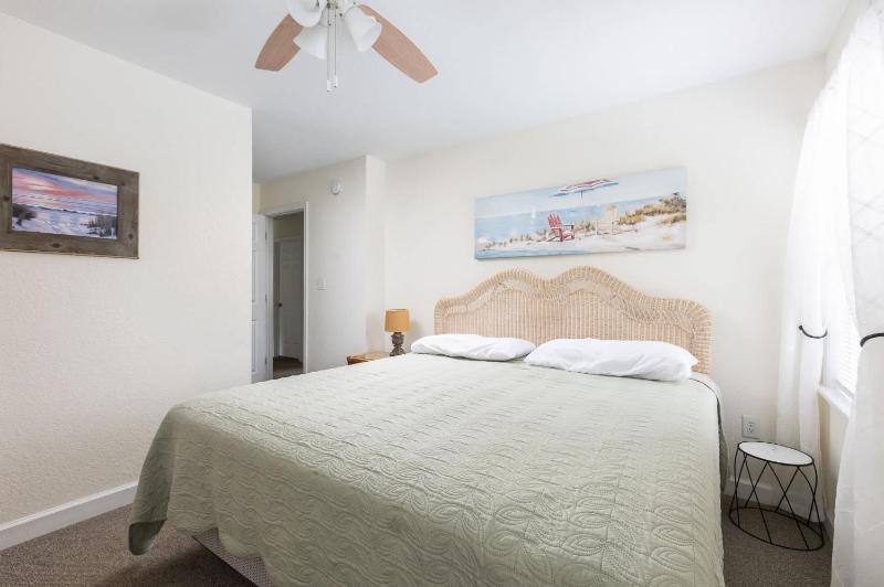 New Listing Private Pool Hot Tub & Walk to Beach - image 5