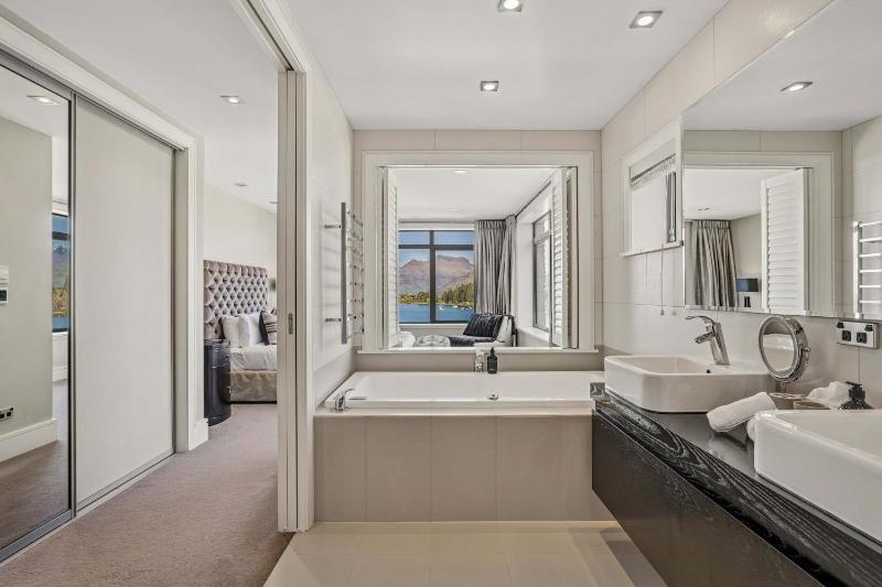 Lakes Edge Villa - image 24