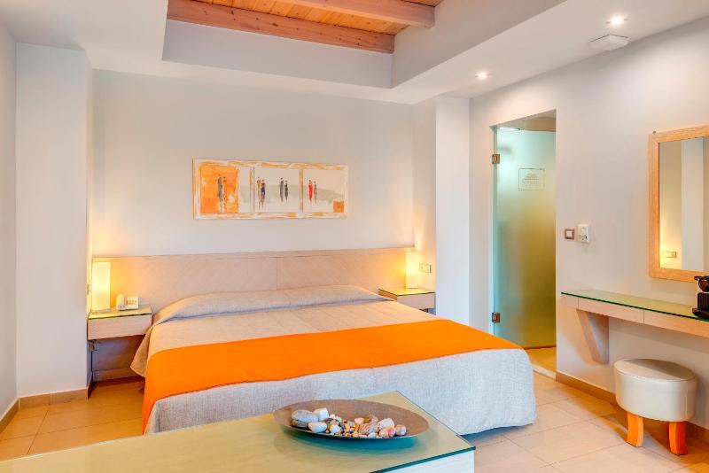 Double or Twin Room image 4