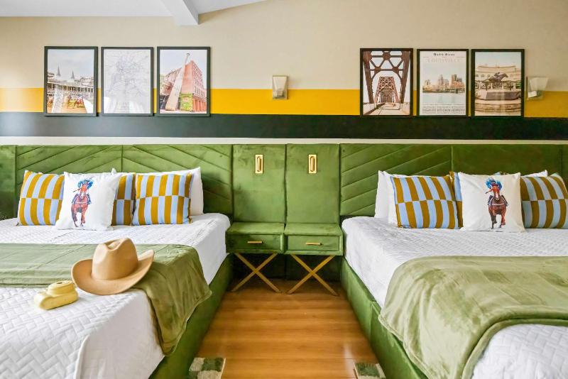 Stylish City Condo Near Top Restos & Nightlife - image 22
