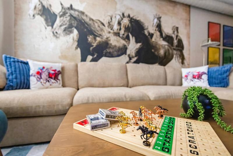 Stylish City Condo Near Top Restos & Nightlife - image 47